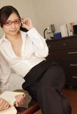 کوکورو واتو: معلمی که حتی اگر شلوارش را در بیاورد عینکش را برنمی‌دارد (27P)