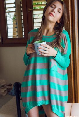 میلا آزول (91P) زیبایی که یک دست قهوه را گرفته و دست دیگرش را داخل شلوارش می کند.