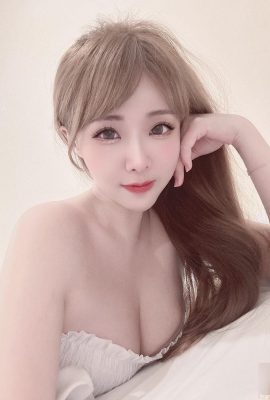 نازنین “ژانگ شیائورو” با سینه های زیبا سفید و لطیف است و چشمانش پر از شیارهای عمیق چشم نواز است که در شرف ترکیدن هستند (10P)
