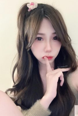 دختر داغ “Lin Jiejun” دارای پوست صورتی است که باعث می شود مردم تمایل به گاز گرفتن داشته باشند (10P)