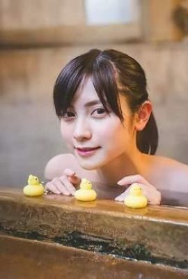 دختر زیبا با پوست روشن و پوست شیری که یک حوله حمام آبی روشن پوشیده است، Momotsuki Nana، حمام چشمه آب گرم می گیرد (21P)
