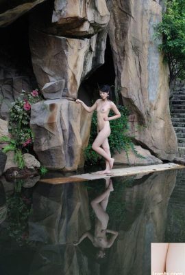 مدل زیبای مو بلند Lian’er برهنه شد و جسورانه از بدن خود در یک مکان دیدنی عکس گرفت (87P)