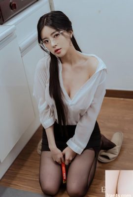 پورم زیبایی کره ای، عینک، پیراهن سفید، جوراب سیاه، وسوسه (32P)