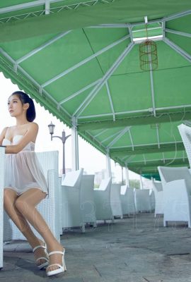 پاهای زیبای جین بائو با جوراب ساق بلند در بیرون عکس گرفته شده و با باسن برهنه در حال دویدن است (68P)
