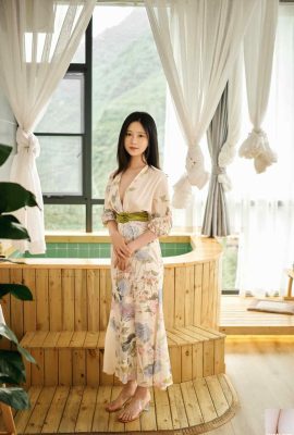 زن زیبا با لباس ژاپنی با سینه های زیبا