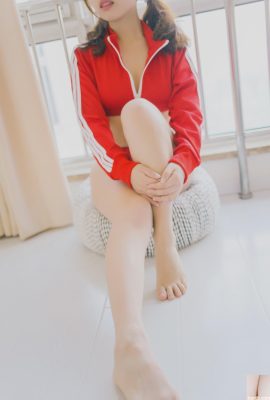 (آلبوم عکس های زیبا) لباس اسپورت قرمز بادامی دختر مشهور اینترنتی (68P)