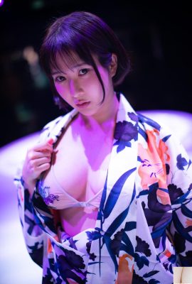 (Rina Amamiya) چهره ای زیبا و سینه های متورم (65P) دارد.