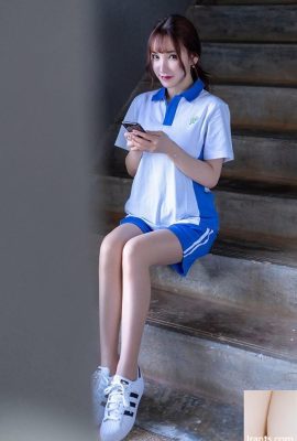 دختر دانش آموز ژو یوکسی مخفیانه با تلفن همراه خود بازی می کرد و توسط معلم یین فی (49P) تنبیه شد.