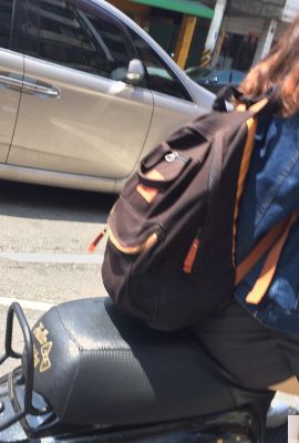 دختر موتور سواری که نمی تواند موهایش را بیرون بیاورد (15P)
