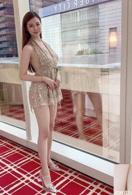دختر زیبای خوئه ارلین بیکینی را در استخر هتل می پوشد و رها می شود، سینه های زیبایش آماده بیرون آمدن است (38P)
