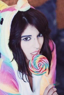 (Suicide Girls) Kikiii – تک شاخ و آب نبات چوبی