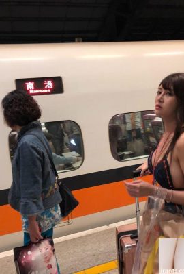 در حالی که سوار قطار سریع السیر بودم، با تعجب دیدم دختری که جلوی من بود خیلی سکسی بود… سینه های کناری او اوپ بود!  (9P)