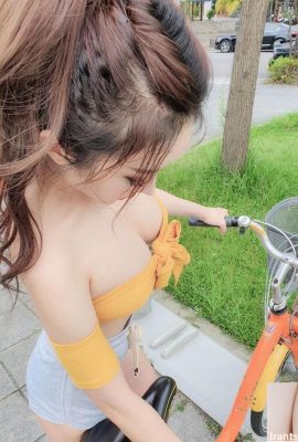 من از این به بعد هر روز سوار UBIKE خواهم شد!  «دختری با پوست روشن و سینه‌های لطیف» سرش را پایین می‌آورد تا ماشین را هدایت کند… چراغ‌های بزرگ برای دیدار با مهمانان: این F~ Yun Yan (12P) است.