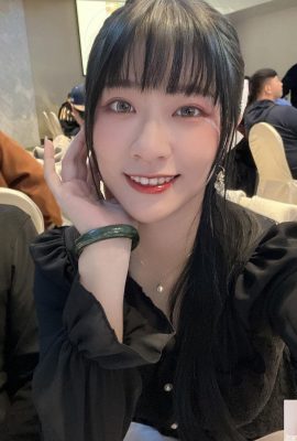 دختر داغ مشهور اینترنتی “Qiuqiu MiKa” باسنی گرد و زیبا دارد! رقم خیلی قوی است (10P)