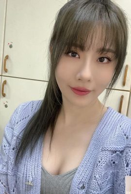 “لیو ژوان” دختر پا بلند با سینه های حساسش که آماده بیرون آمدن هستند، سلفی سکسی می گیرد (10P)