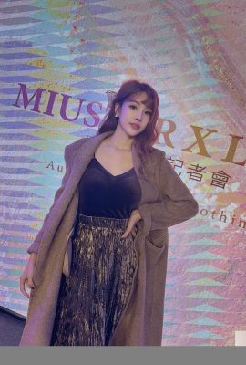 سینه های کامل و زیبا “Cai Xuan Ning” نمی توانند پاهای جذاب خود را پنهان کنند (23p)