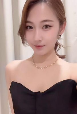 “i_qi min” شکل کامل پستان بسیار چشم نواز است (22p)