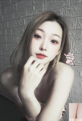 بدن زیبا “هانی کوچک” در حال نشان دادن سینه های بزرگ او است (10p)