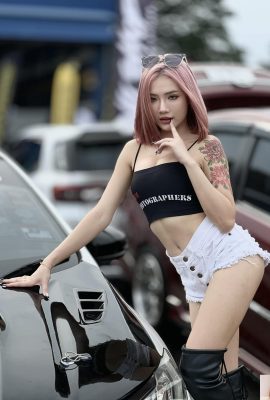 مدل ماشین متکبر؟ (جینگ کوئی به یک دادخواست بسیار علاقه مند است ، و چهره او نیز بسیار خوب است (13p)