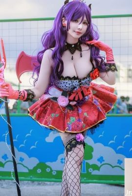 Coser “گل جادویی” پاهای سفید ، لطیف و باریک را نشان می دهد (10p)