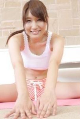 دختر سکسی آسیایی که گربه چروکیده را پس از رابطه جنسی وحشی نشان می دهد (13p)