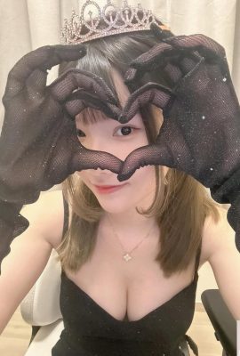 “لیلی Yim” دارای سینه های زیبا و شیارهای عمیق است که نمی توان آنها را نادیده گرفت (10p)