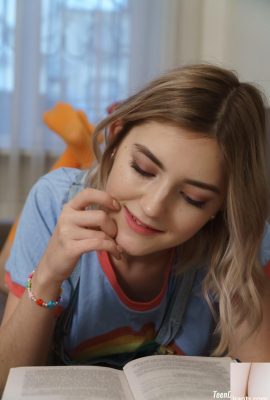 نوجوان ناز Eva Elfie سینه‌ها و انگشتان بی‌نقص خود را نشان می‌دهد و می‌گیرد (21P)