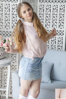 ناستیشکای مو قرمز کم رنگ موهایش را در حالی که از اندام نوجوان خود رونمایی می کند، موی خوک می کند (20P)