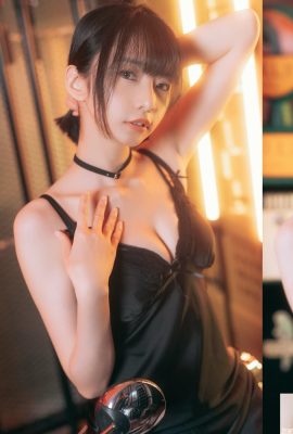 سینه های زیبای چشم B دختر جوان T Huo Gui شیار عمیق او را نشان می دهد… نمی تواند جلوی حجم شگفت انگیز سینه (10P) را بگیرد.