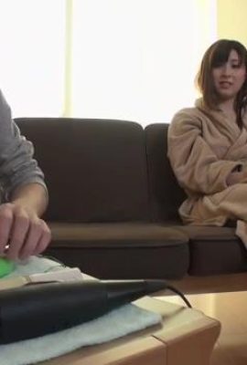 این اولین بار است که یک همسر بی تنه برای شکار یک دختر جوان می آید. چنین همسری واقعاً شاخ است (27P)