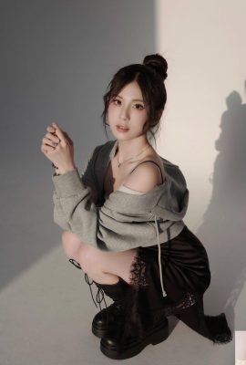 الهه “وانگ رویین” چشمان درشت آبکی، پر از برق و حس عشق دارد (10P)